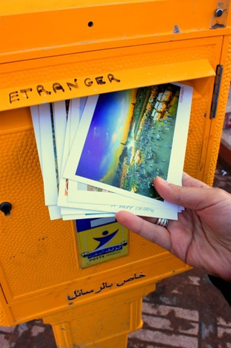 <p>to send; to mail</p>