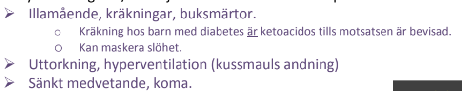 <ul><li><p><strong>Diabetisk ketoacidos (DKA) vid misstänkt nydebuterad typ 1-diabetes</strong></p></li></ul><p><strong>Åtgärd: Hanvisas familjen akutmottagning.</strong></p><ul><li><p class="ds-markdown-paragraph"><strong>Akut blodgas</strong> (pH, bikarbonat, glukos).</p></li><li><p class="ds-markdown-paragraph"><strong>Blodglukos</strong> och <strong>urinanalys för ketoner</strong>.</p></li><li><p class="ds-markdown-paragraph"><strong>Intravenös vätsketerapi</strong> och <strong>insulinbehandling</strong> om DKA bekräftas.</p></li></ul><p class="ds-markdown-paragraph"><strong>Alternativa diagnoser:</strong></p><ul><li><p class="ds-markdown-paragraph"><em>Respiratorisk infektion</em>: Utesluten p.g.a. normala lungljud och negativt covid-test.</p></li><li><p class="ds-markdown-paragraph"><em>Dehydrering</em>: Otroligt vid normal vätskeintag och polyuri.</p></li></ul><p class="ds-markdown-paragraph"><em>"Polyuri + Kussmaul-andning + viktminskning = Tänk DKA!"</em></p>