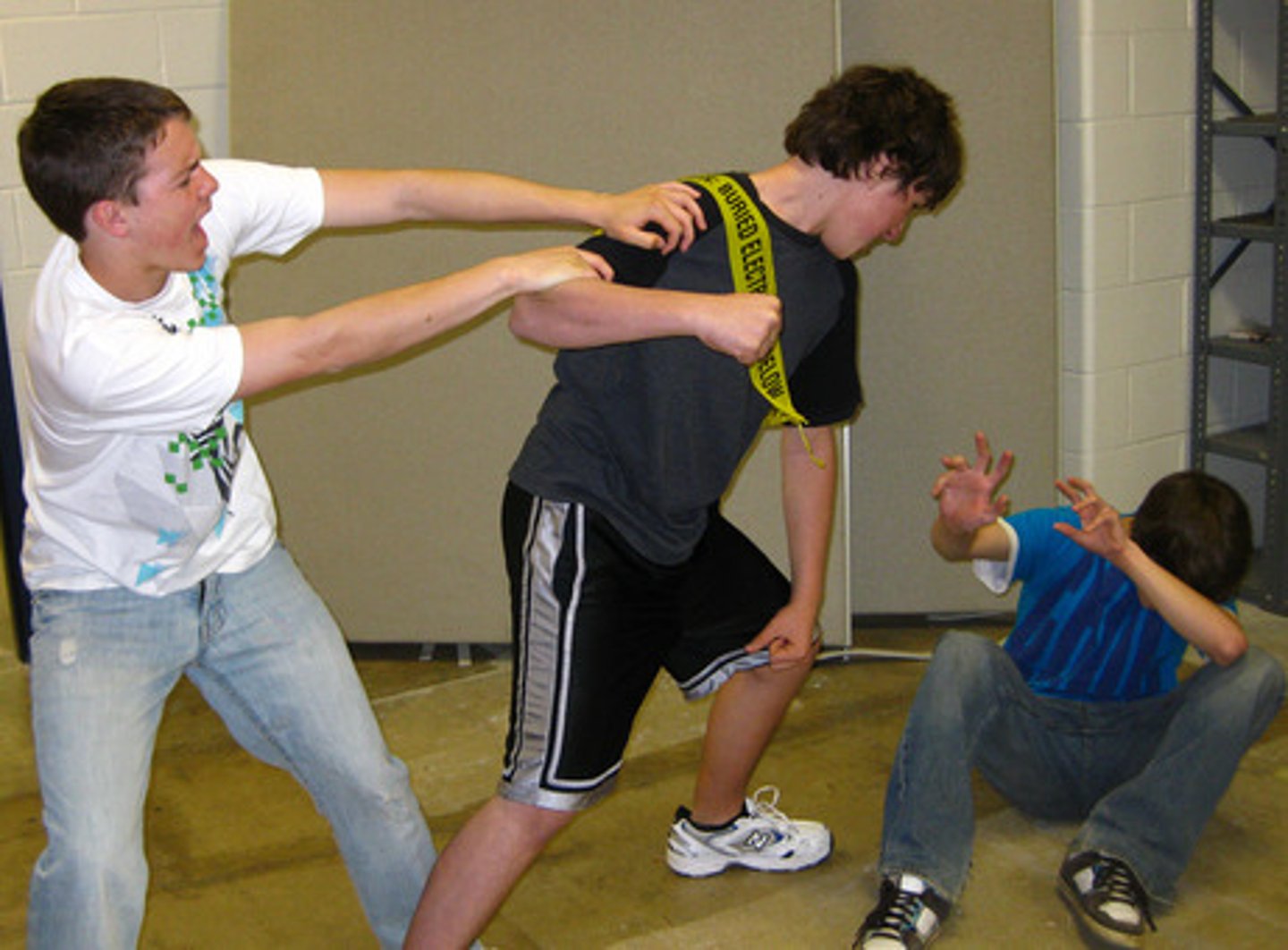 <p>/ɪnˈhɪb.ɪt/ (v)<br>to prevent someone from doing something by making them feel nervous or embarrassed</p>