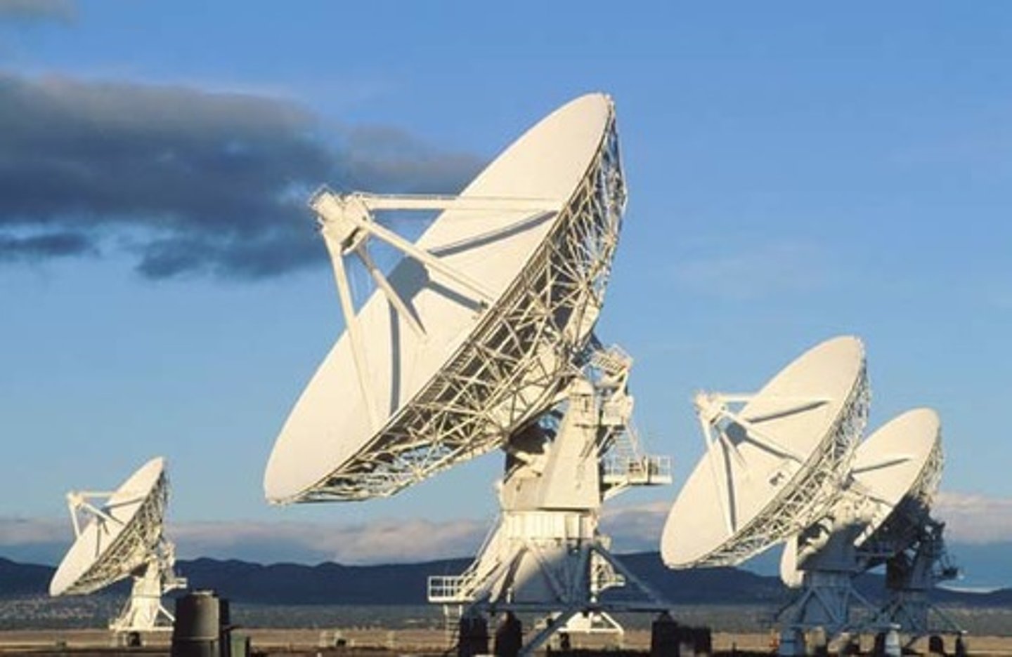 <p>A device used to detect waves from objects in space</p>