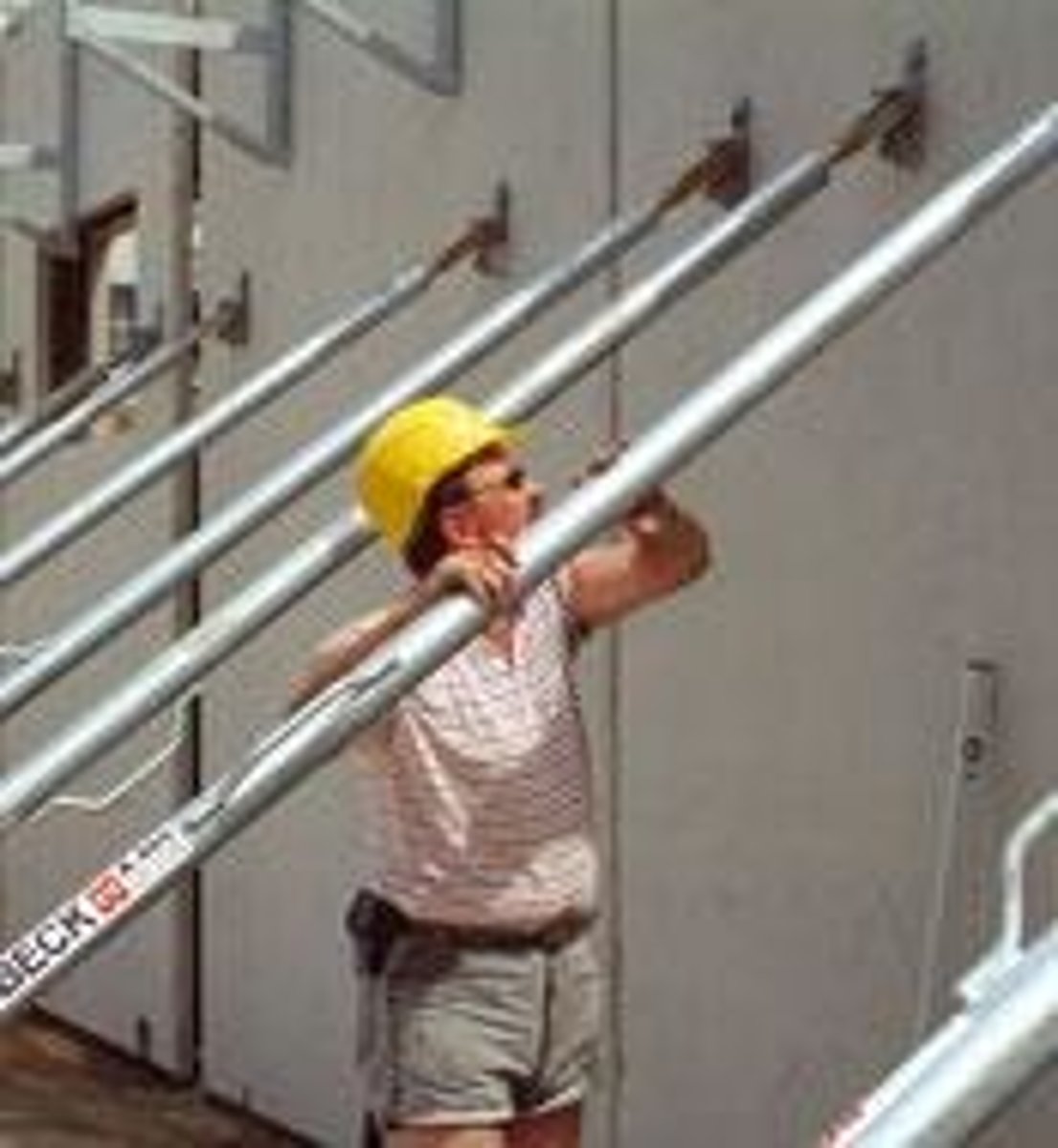 <p>diagonale balken die de betonmal samen houden</p>