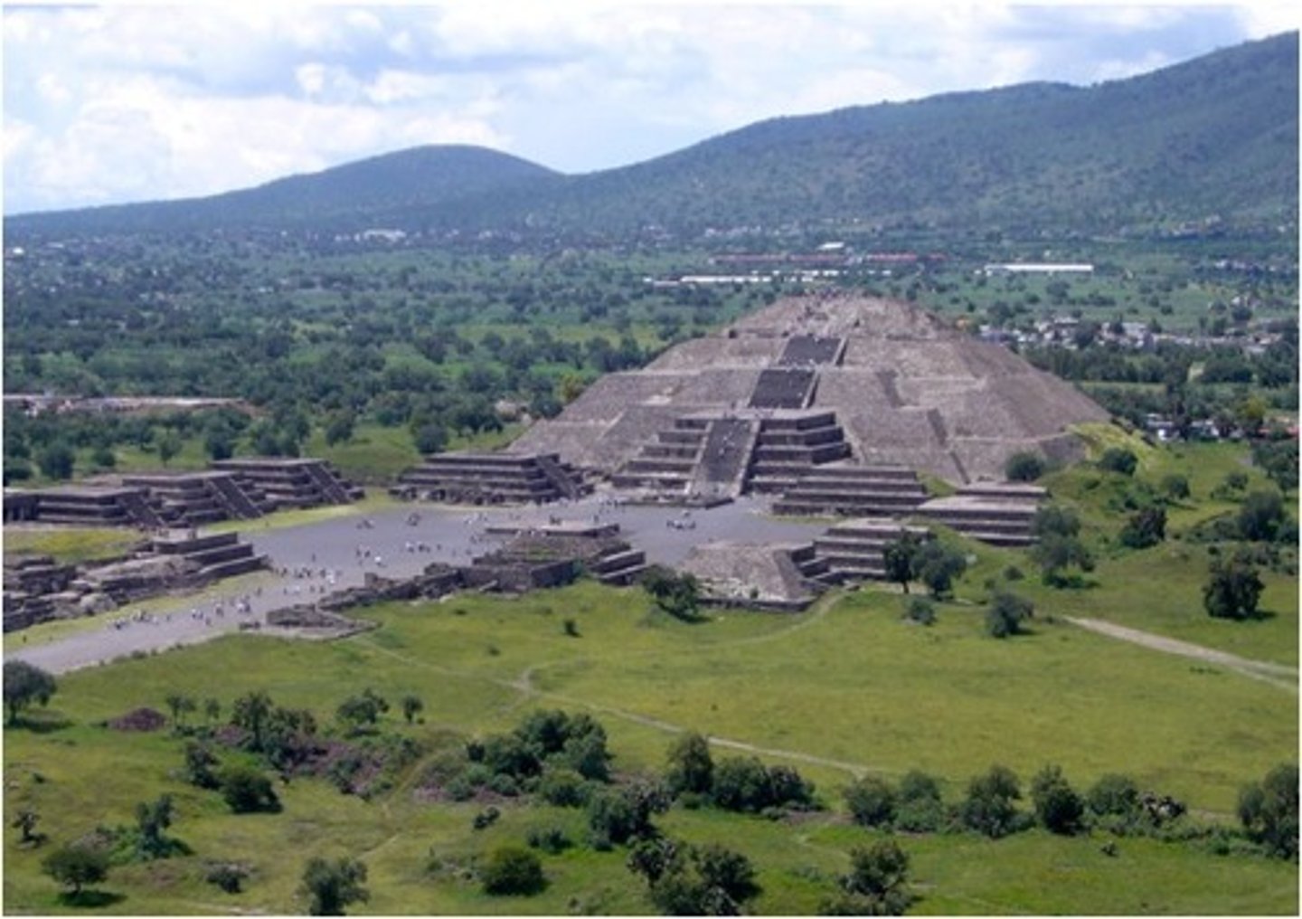 <p>-one of the biggest cities in the americas</p><p>-Avenue of the Dead: mile and a half long strip in the middle of the city</p><p>-Pyramid of the Sun: largest pyramid in the americans, plastered and painted red with murals</p><p>-Pyramid of the Feathered Serpent: royal retainers and sacrificed victims</p><p>-Center for: pop.,admin, religion, economy</p><p>-2200 apartment complex, diff. in status, wealth, ethnicity</p>