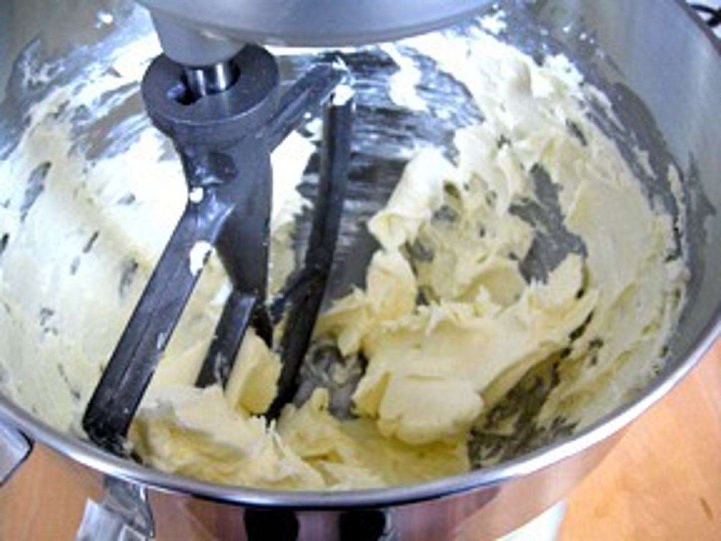 <p>To beat sugar and fat together until fluffy</p>