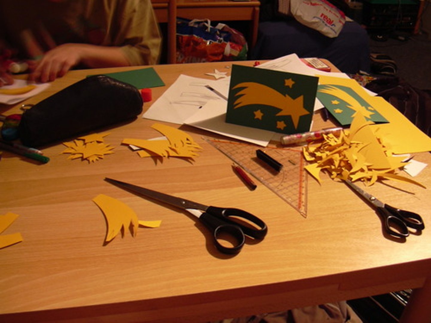 <p>to do handicrafts, to make, to tinker</p>
