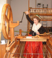 <p><strong>SPINNING JENNY (1765)</strong></p>