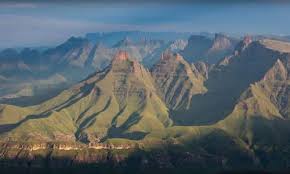 <p>Die vroee Nederlandse reisgers het die berge Drakensberge genoem vir :_______</p>