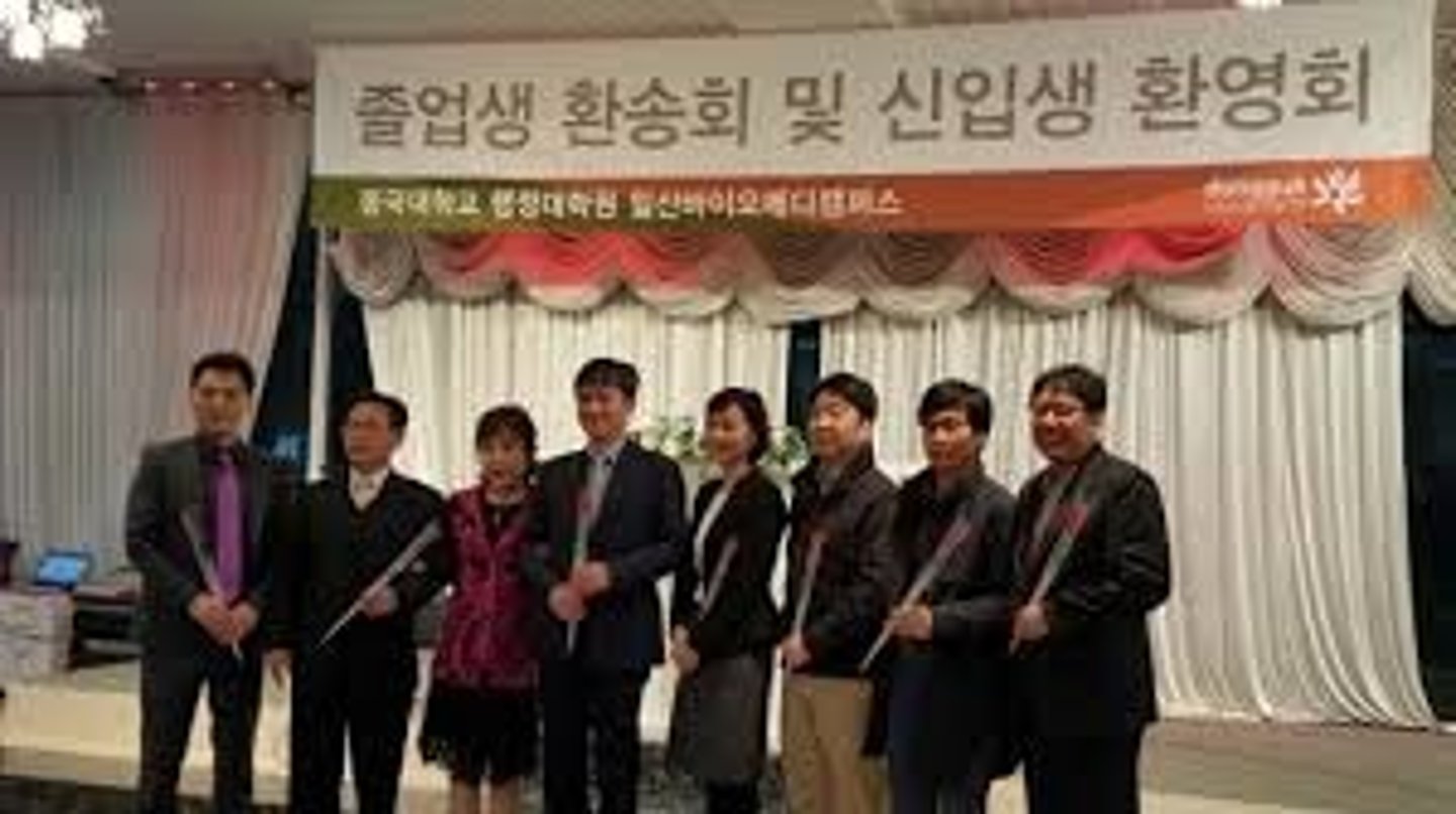 <p>Lễ tiễn sinh viên tốt nghiệp</p>