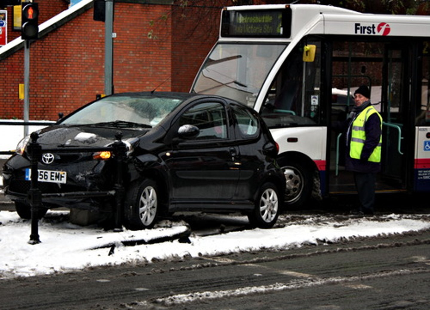 <p>to crash, collide with</p>