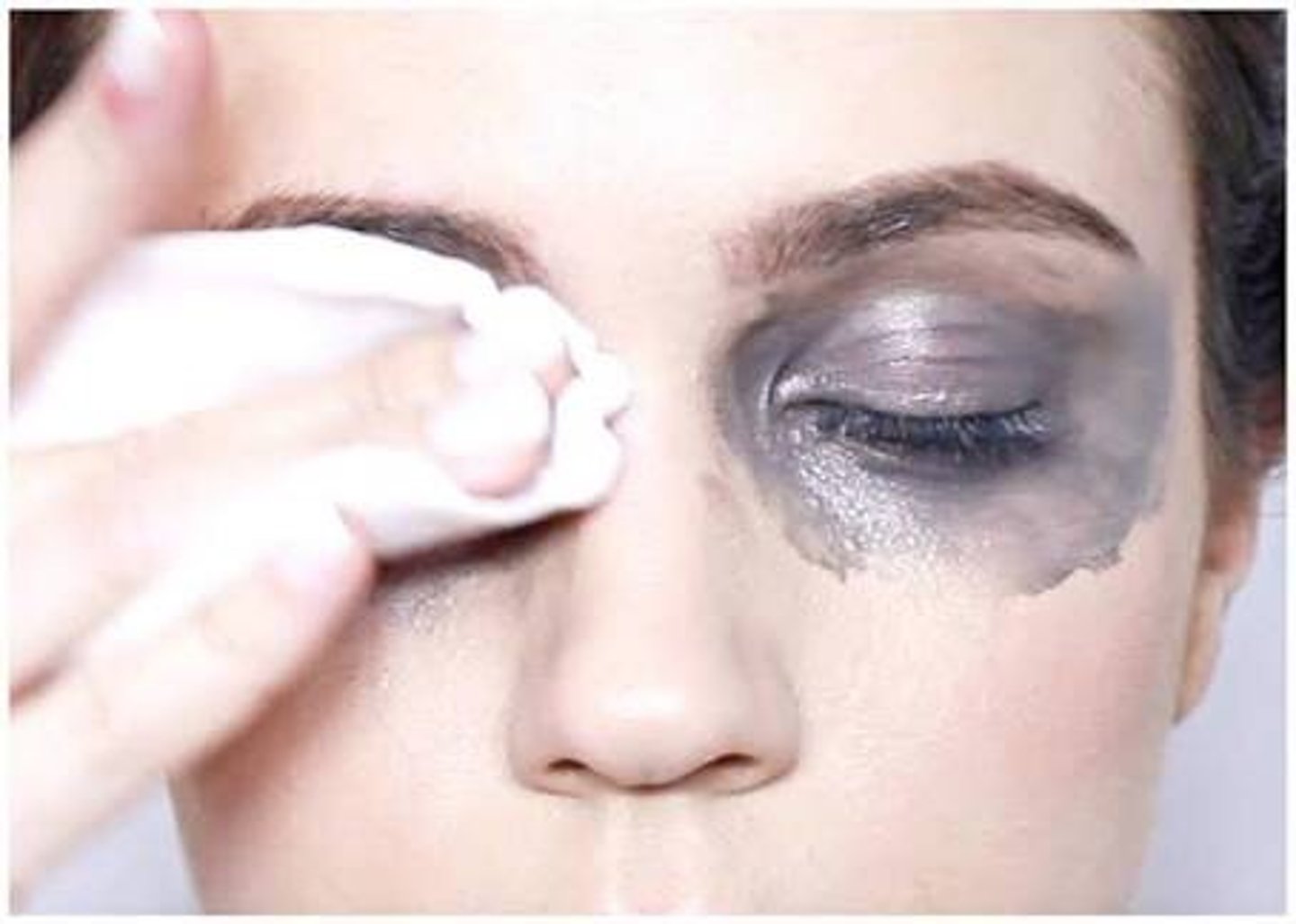 <p>to remove one's makeup</p>