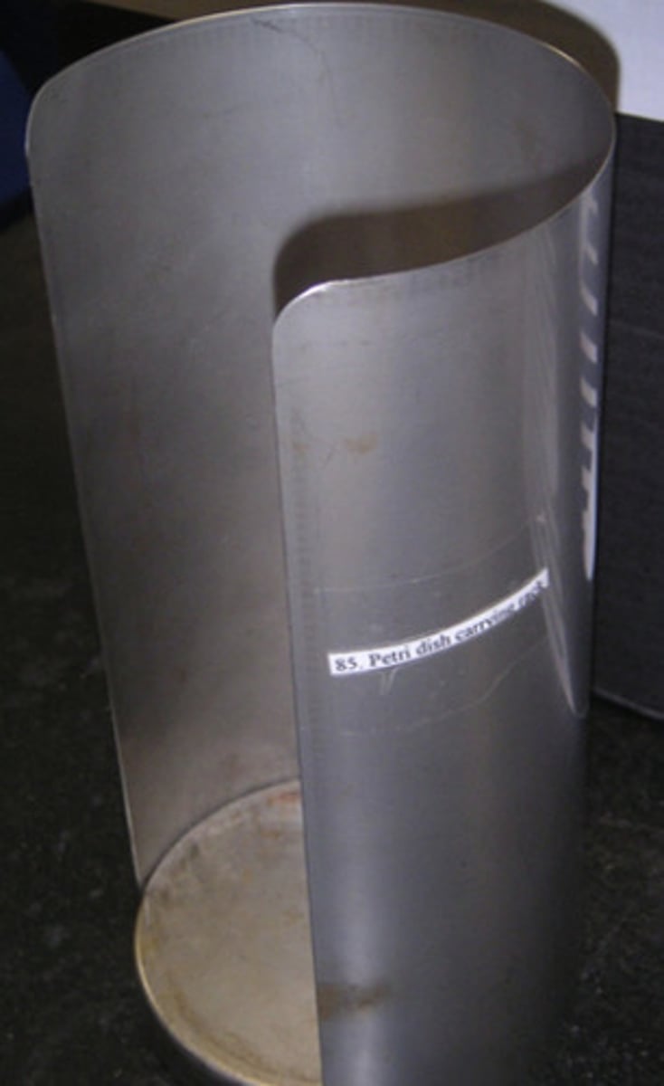 <p>Rack for carrying stacked Petri dishes.</p>