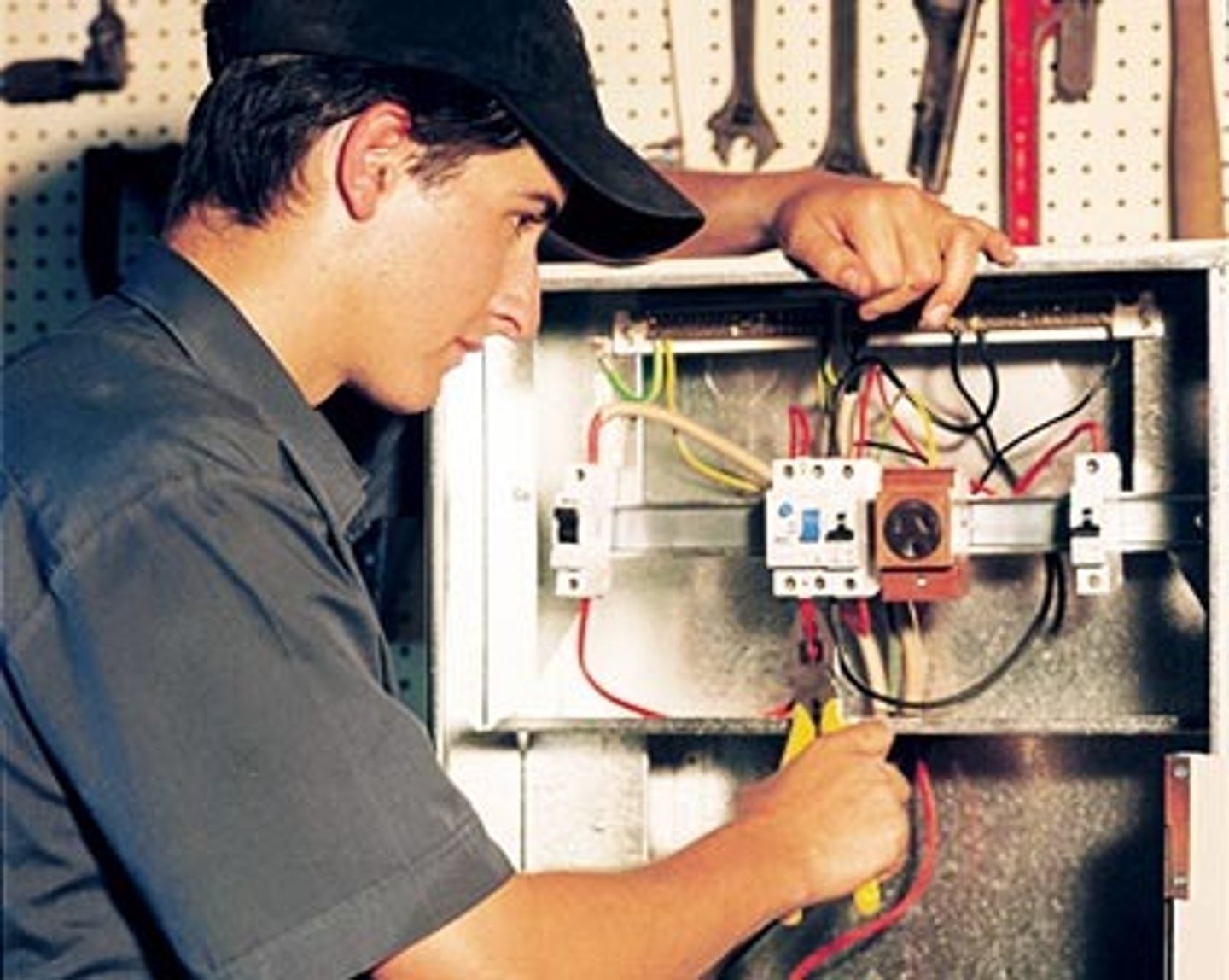 <p>installs and fixes electrical wires and lights</p>