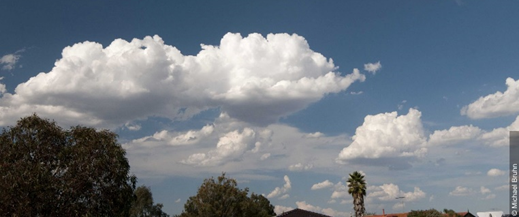 <p>Nubes densas, contornos definidos, crecen verticalmente. Parte superior grumosa, semejante a una coliflor, base oscura.</p>