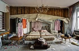 <p>The old house began to ____ due to years of neglect and exposure to the elements.</p><p class="style_collocation__trans__nAf6q"><em>Căn nhà cũ bắt đầu phân hủy do nhiều năm bị bỏ hoang và tiếp xúc với các yếu tố tự nhiên.</em></p>