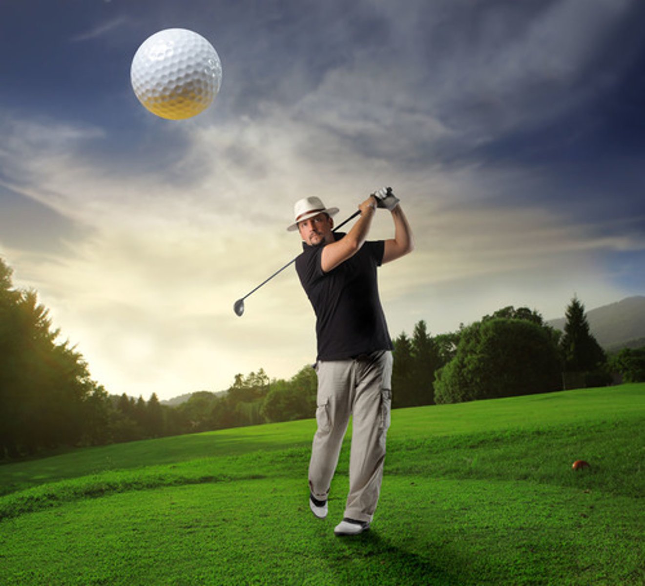 <p>jugar al golf</p>