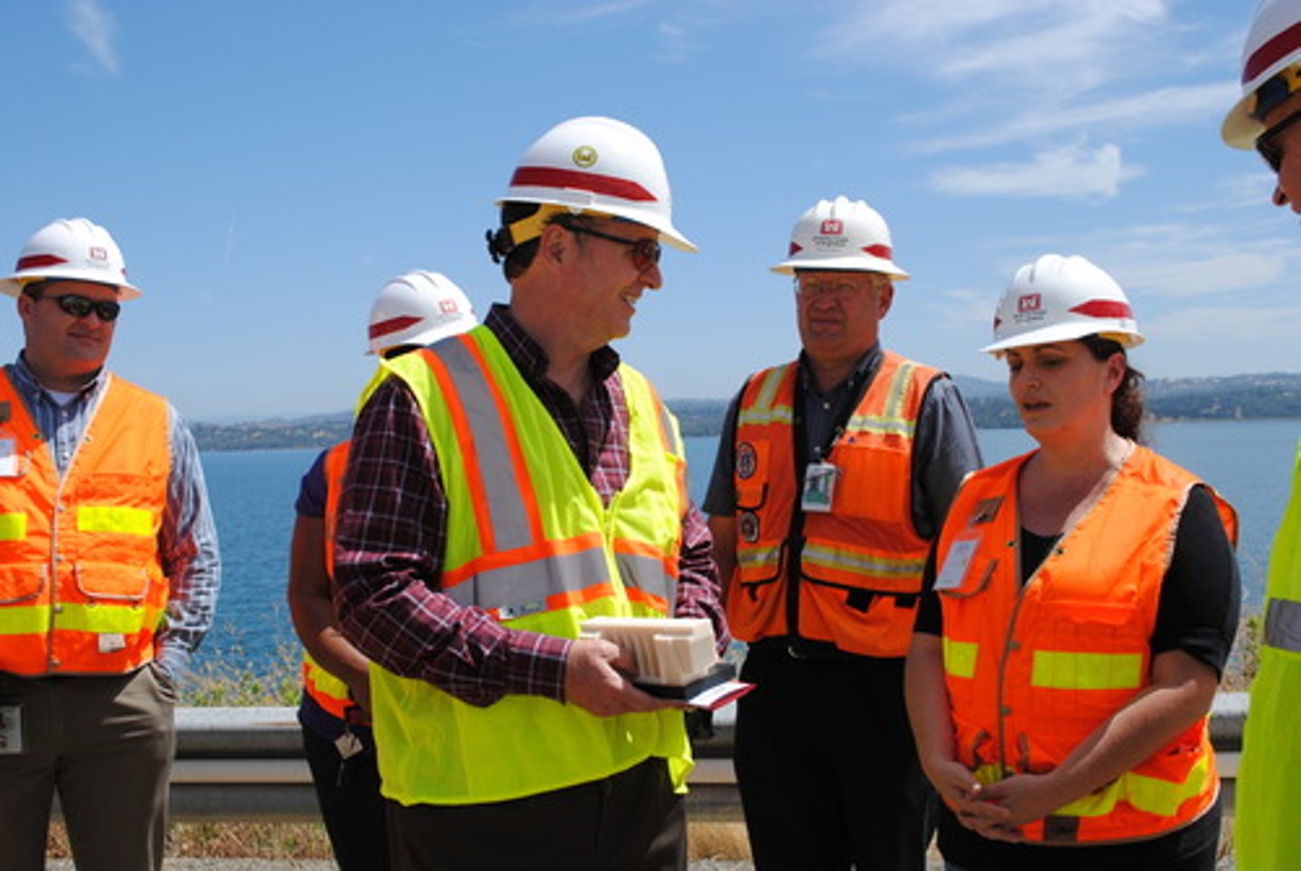 <p>thúc đẩy các nhân viên</p>