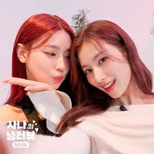 <p>miyeon + sana. which is on which side.</p>