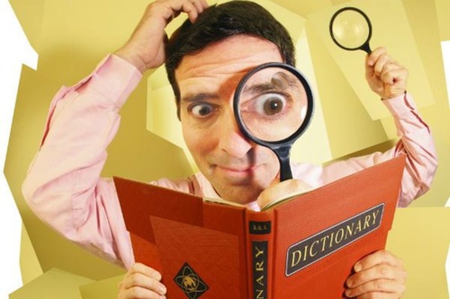 <p>try to find information in a book, etc (tra cứu thông tin trong sách)</p>