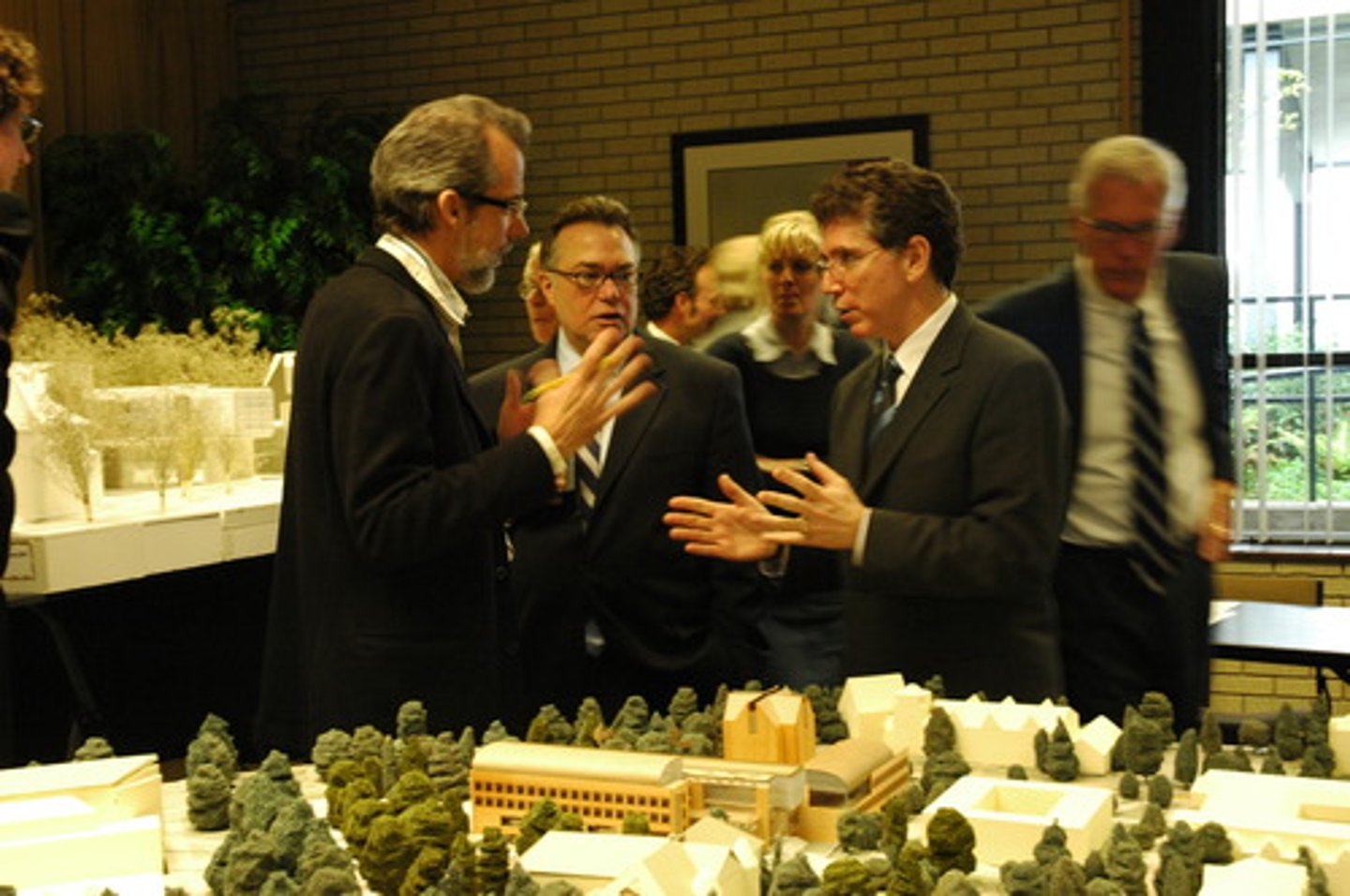 <p>liên quan đến một cái gì đó</p>