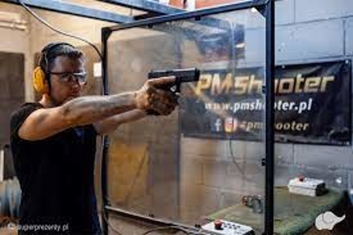 <p>(n) sự bắn bị thương, sự săn bắn</p>