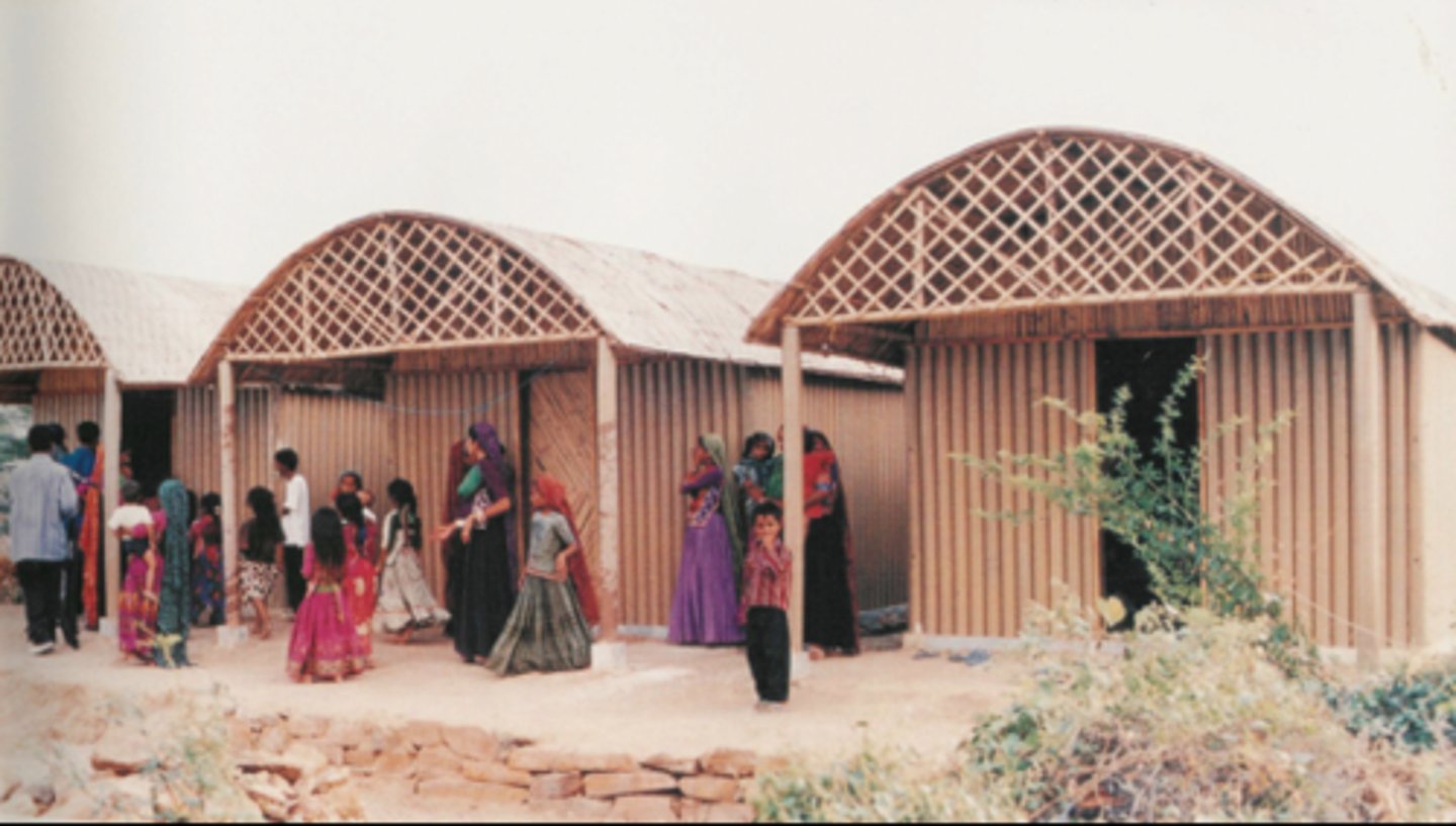 <p>(np): nhà tre</p>