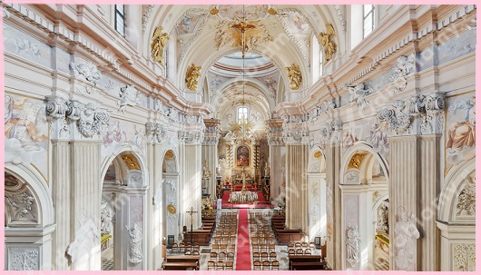 <p><strong>lęk przed wolną przestrzenią/ pustką</strong>, czyli barok uwielbia dopierdolić ile wlezie w przestrzeni i w dekoracjach</p>