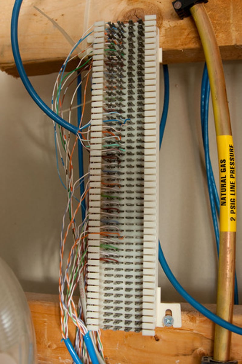 <p>A device that connects one group of wires to another through a system of metal pegs.</p>