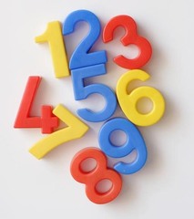 a reinforcement schedule that reinforces a response after an unpredictable number of responses