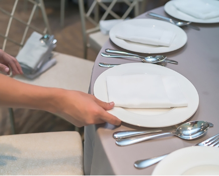 <p>At dinner you <strong>put</strong> the plates on the table.</p><p><span>|pʊt| (|pʊt|, |pʊt|)</span></p><p>Класть, положить, (по)ставить, поместить</p>