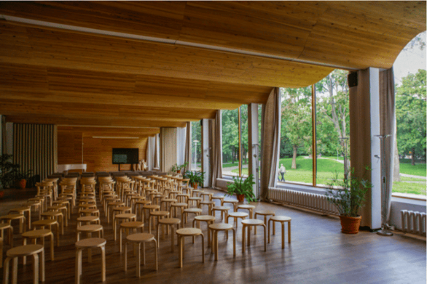 <p>VLOEREN</p><p>- golvend verlaagd plafond in hout</p><p>- elementen nodig om de structurele vlakke draagvloer op te vangen</p><p>- verstrooiing geluid</p>