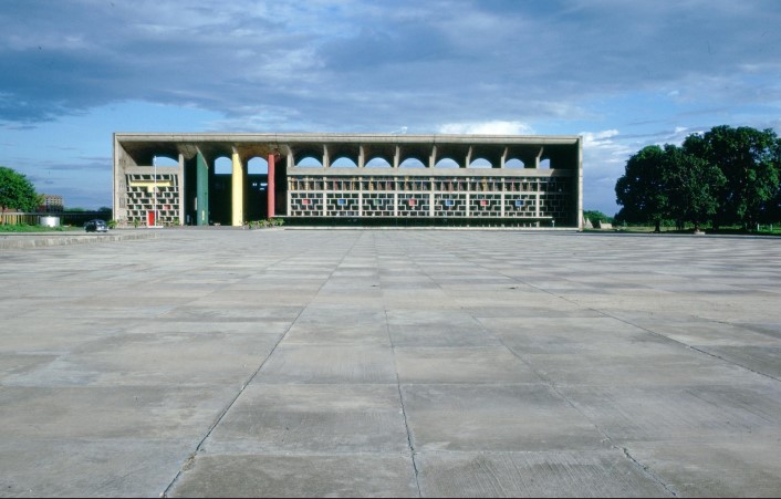 <p>Identify this, where is it located, who made it, and what is the purpose of the design?</p>