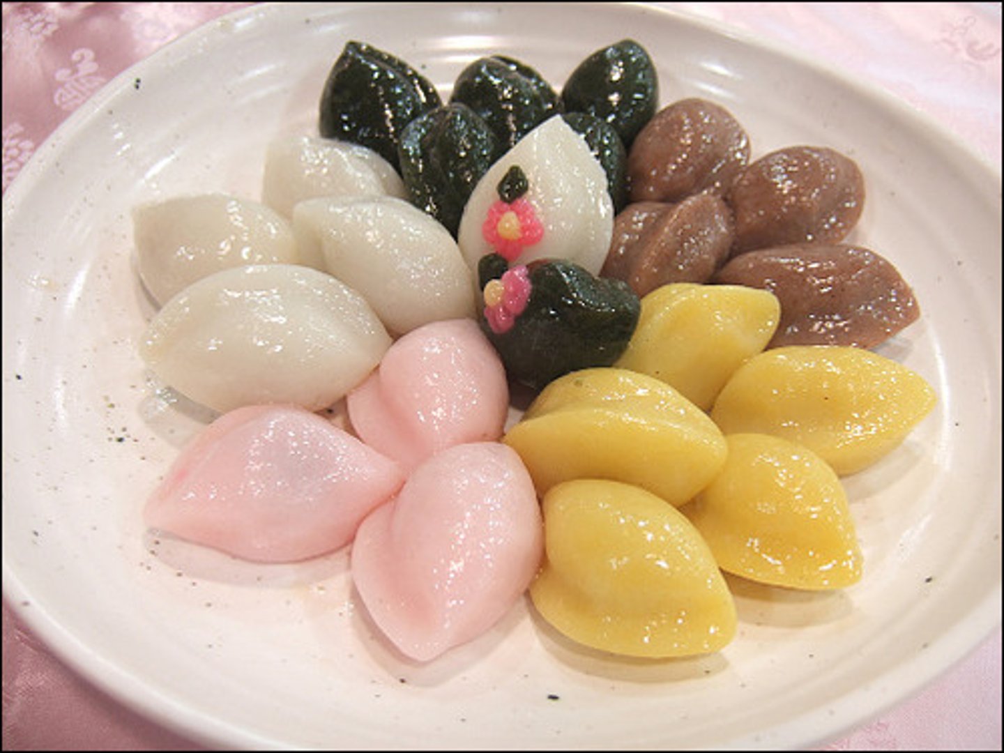 <p>Membuat Songpyeon kue beras isi kacang</p>