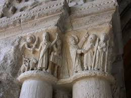 <p>Chapiteau qui porte des peintures ou des sculptures représentant des êtres animés, des scènes religieuses<span>.</span></p>