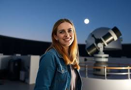 <p>reparar (general; also applies to observing, noticing, paying attention)</p><p>consertar (specific to something physical or figurative that is broken)</p>