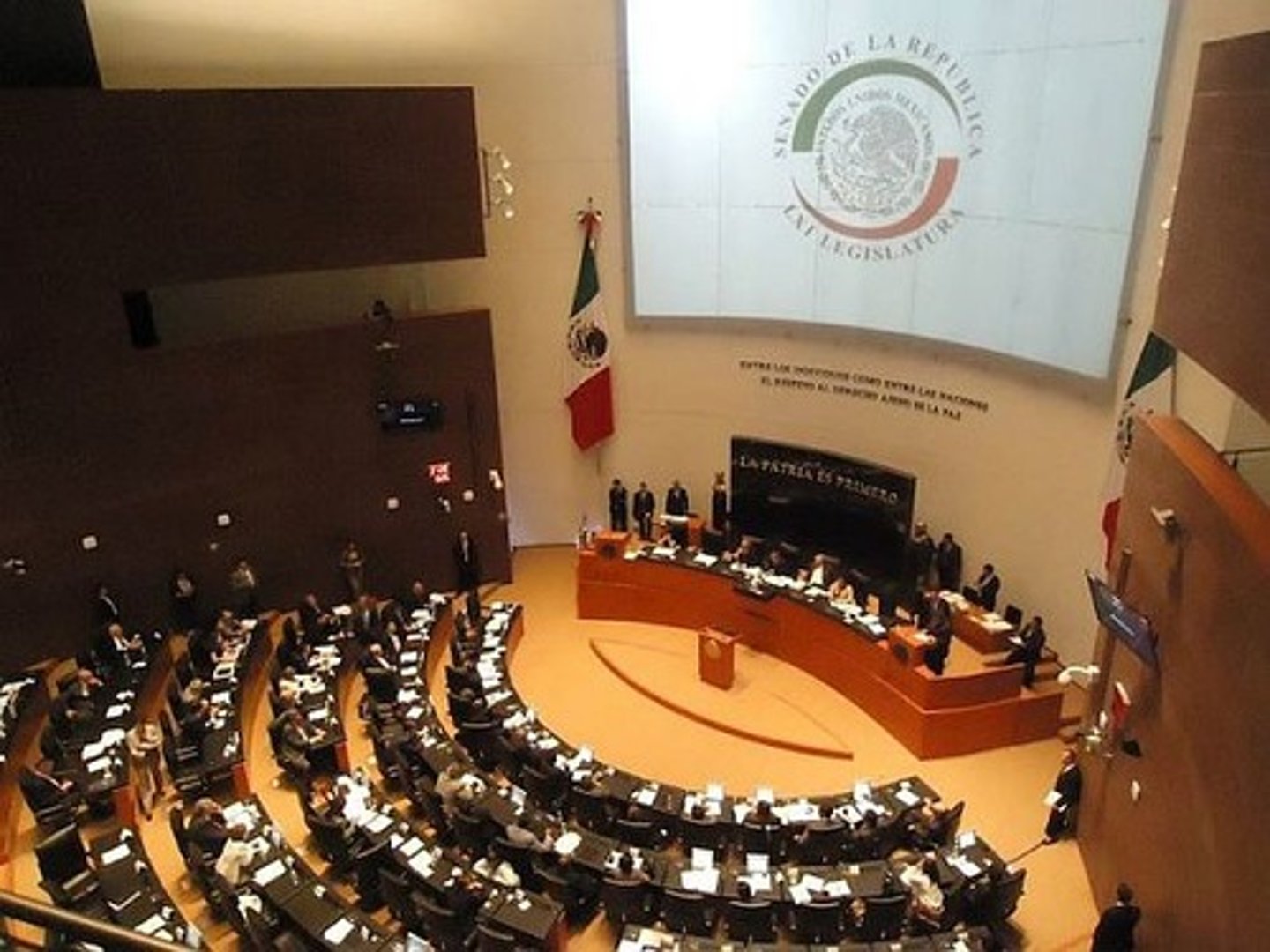 <p>Relacionado con el gobierno.</p>