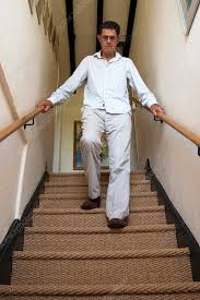 <p>Usted bajó</p><p>Usted bajó la escaleras</p><p>Bajo is like Bye</p>