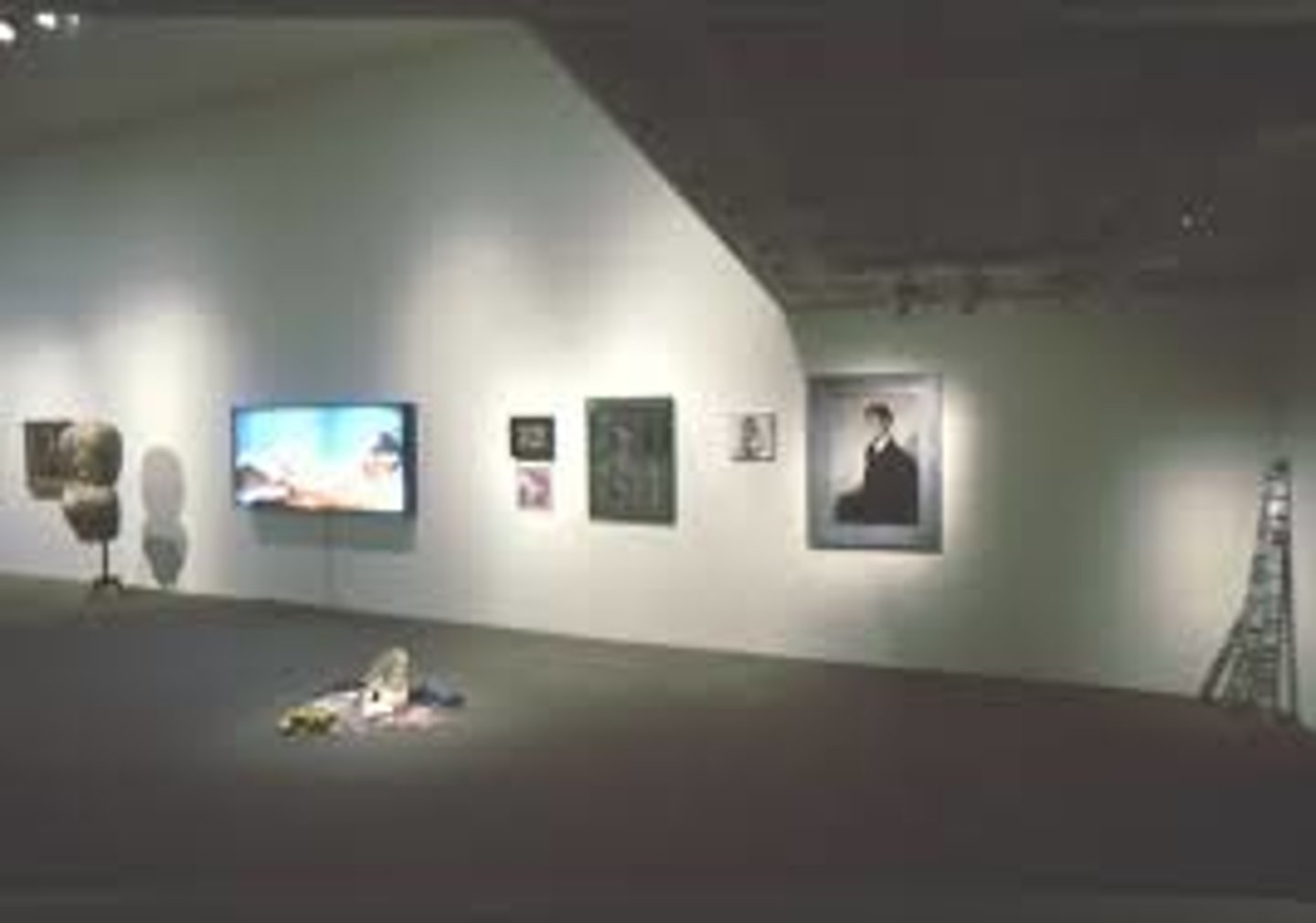 <p>góc nhìn mới</p><p>ex: Traveling abroad allows you to see your own culture in a new light.</p>