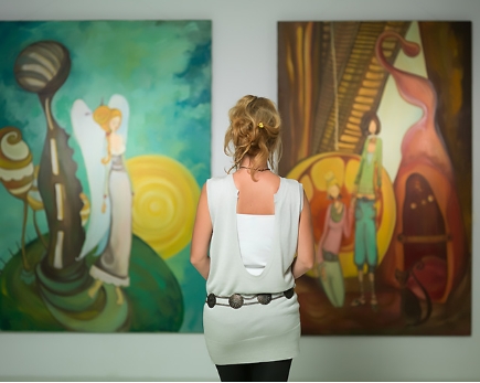 <p>The woman is in the <strong>gallery</strong>.</p><p>|ˈɡæləri|</p><p>Галерея </p>