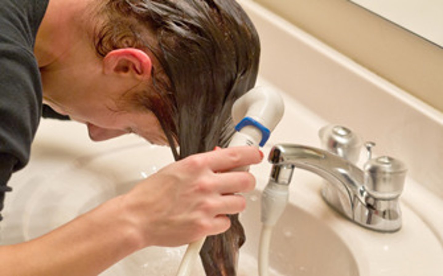<p>to get one's hair wet with water</p>