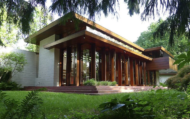 <p>Modernist architecture; can be assembled using pre-fabricated wood sandwich panels erected with simple construction</p>