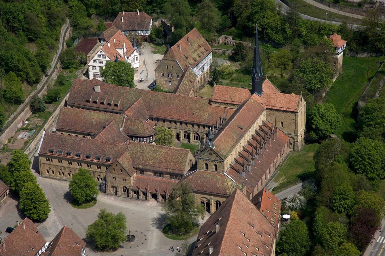 <p>Dobře zachovalé cisterciácké opatství v jihozápadním Německu (Švábsko), založené v roce 1147, které představuje utilitární gotický styl.</p>