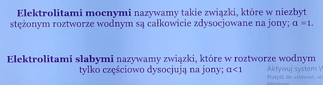 <p>mocne to takie związki które w niezbyt stężonym roztworze wodnym dysocjują całkowicie α=1 (100%), słabe to takie związki co w roztworze wodnym tylko częściowo dysocjują na jony α<1</p>