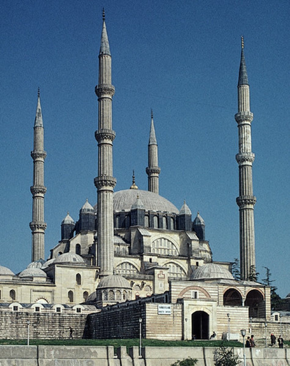 <p>Form:<br>-brick and stone<br>-similar to Hagia Sophia<br>-dome, squinches, piers, apses<br>-richly decorated dome from the inside<br>-centralized, octagonal mosque<br>Content:<br>-slender, tall minarets<br>-centralized with 8 piers<br>-courtyard and prayer hall<br>-madrassa (college for Islamic instruction)<br>-souk: shops in the mosque<br>-Qibla wall faces outwards showing openness <br>Function:<br>-mosque made to replace Hagia Sophia<br>Context:<br>-Edirne, Tukey: Ottoman<br>-made by architect, Sinan, in 1568-1575 CE<br>-part of a complex</p>