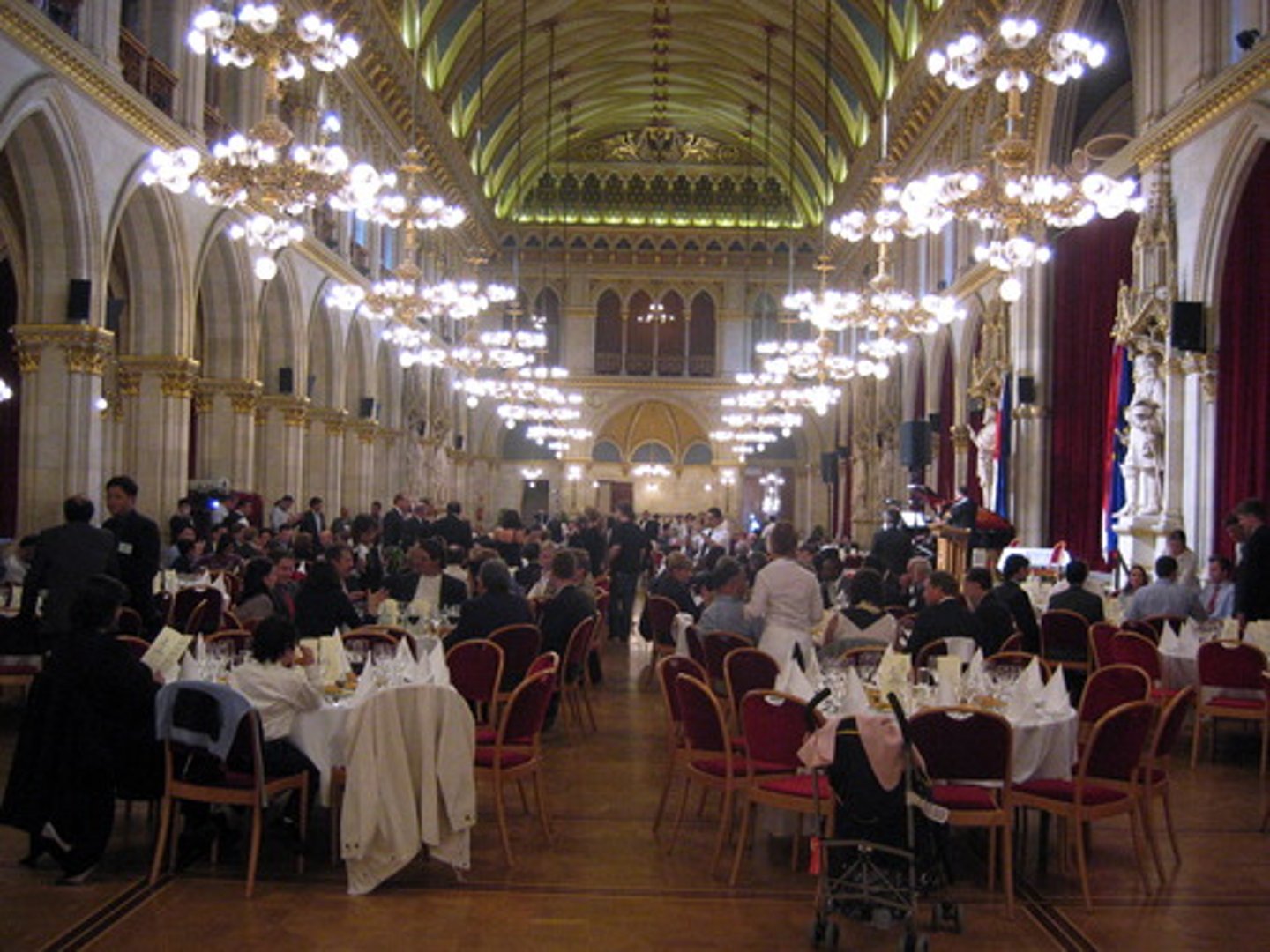 <p>/ˈbæŋ.kwɪt/ yến tiệc</p>