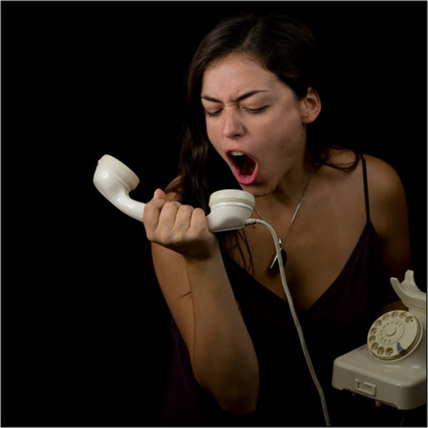 <p>to scream, yell</p>