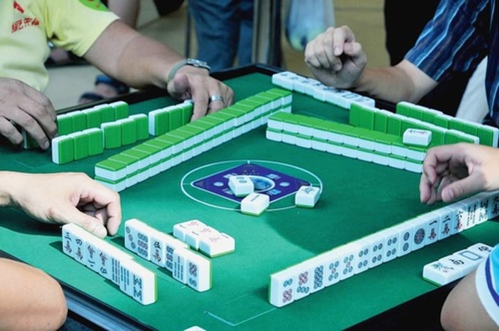 <p>májiàng -- Mahjong the game (n)</p>