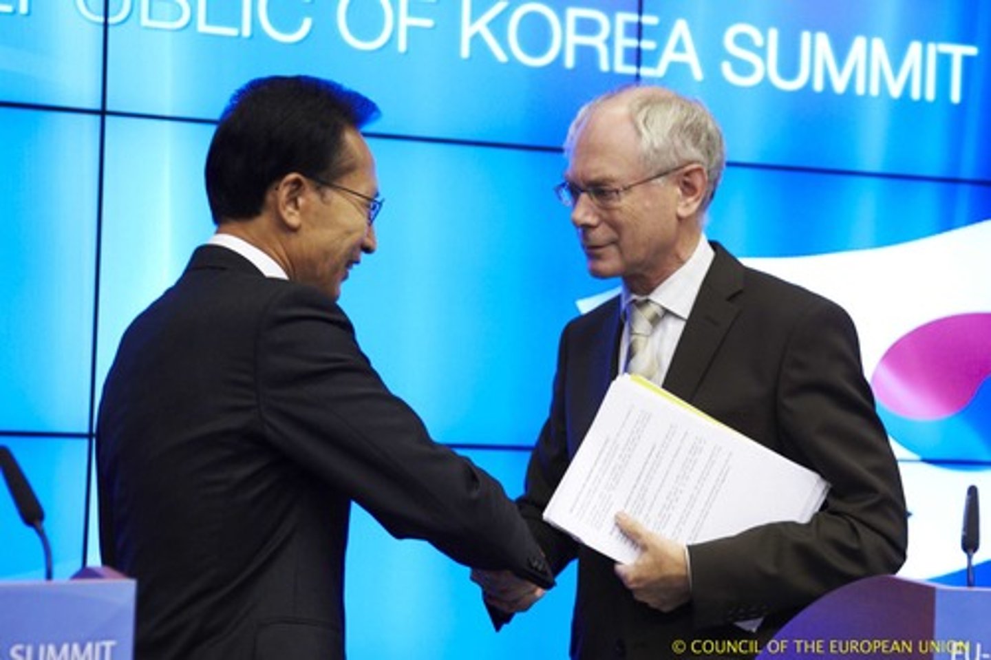 <p>запевняти когось що/в чомусь</p>