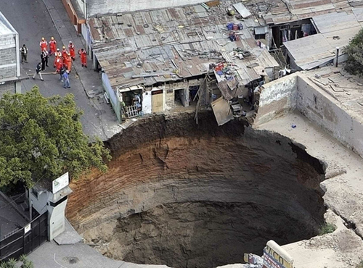 <p>дыра, отверстие</p>