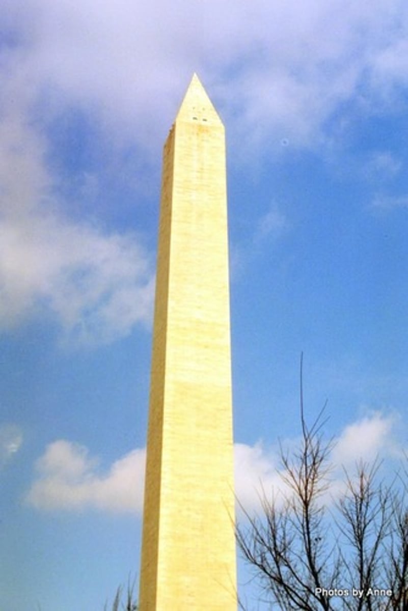 <p>monumenti, onz.: monument, aandenken</p>