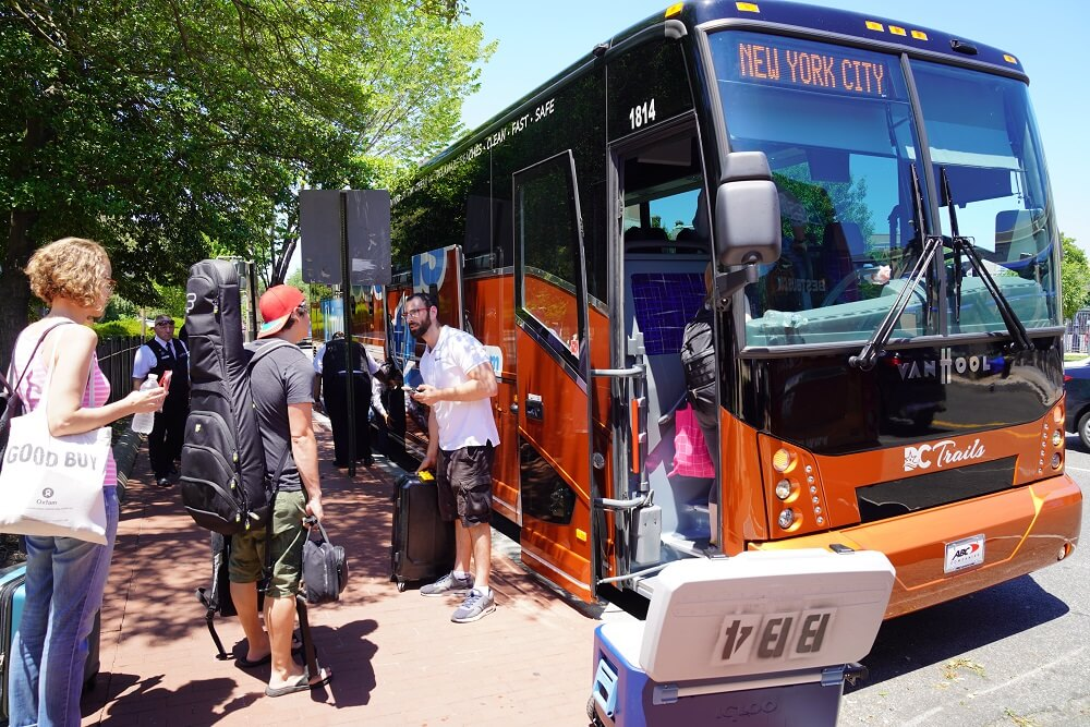 <p>با اتوبوس</p>