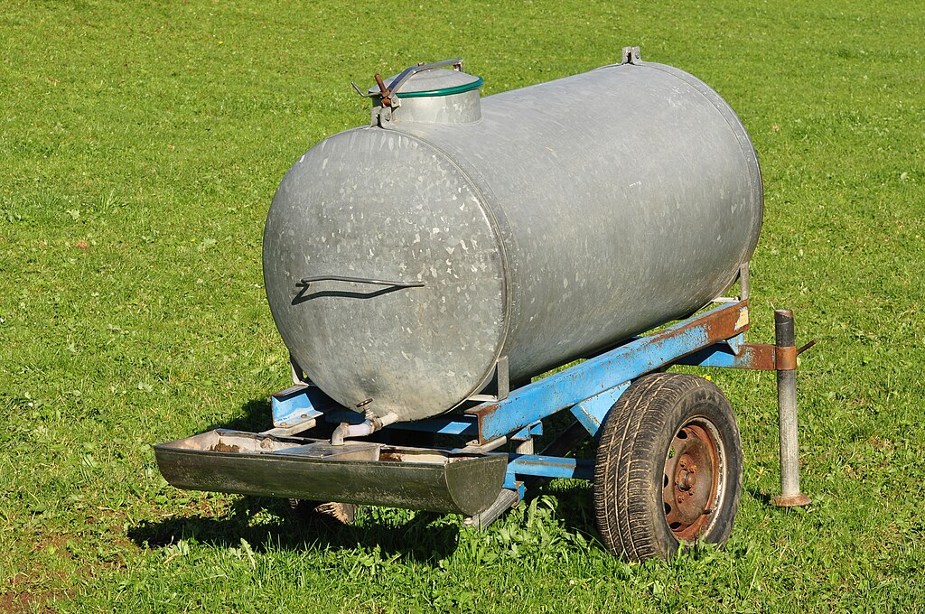 <p>grand récipient plus large qu’un tonneau (citerne)</p>